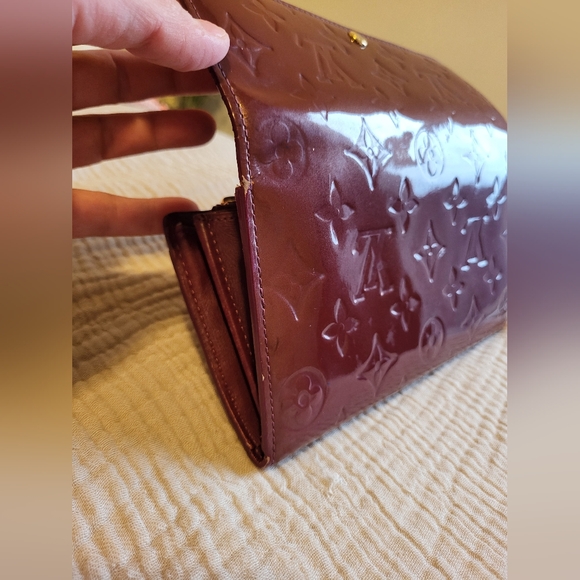 💯Authentic Louis Vuitton Vernis Bordeaux Sarah Wallet - Picture 14 of 16